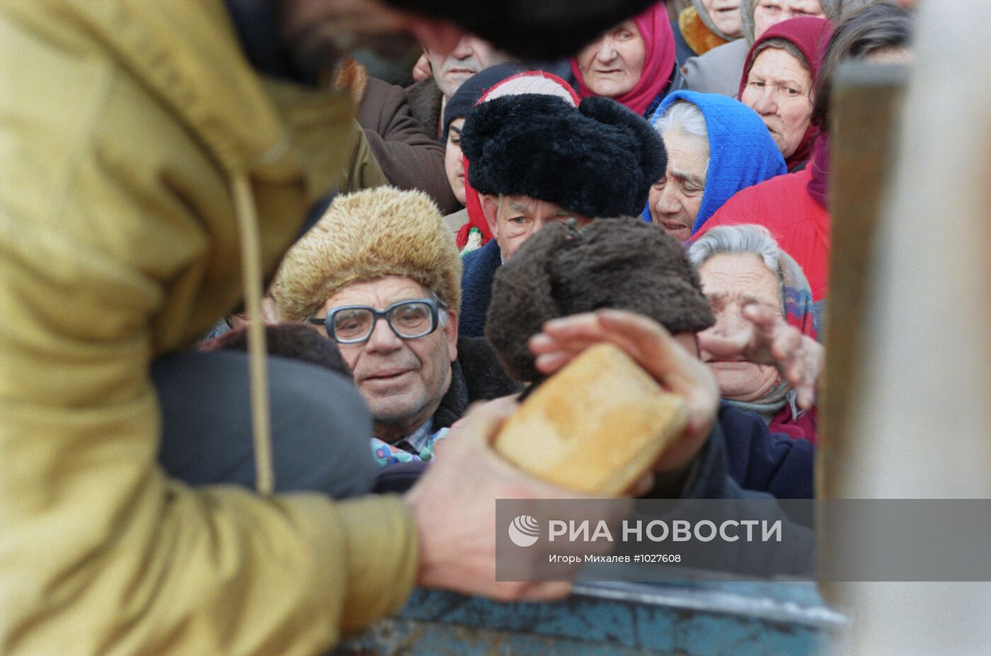 Раздача хлеба жителям Грозного