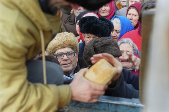 Раздача хлеба жителям Грозного