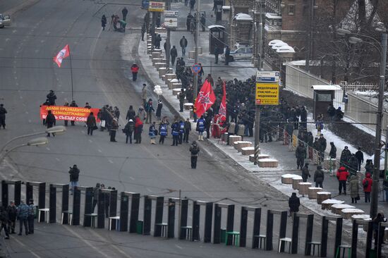 Подготовка к шествию "За честные выборы" на Калужской площади