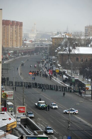 Подготовка к шествию "За честные выборы" на Калужской площади