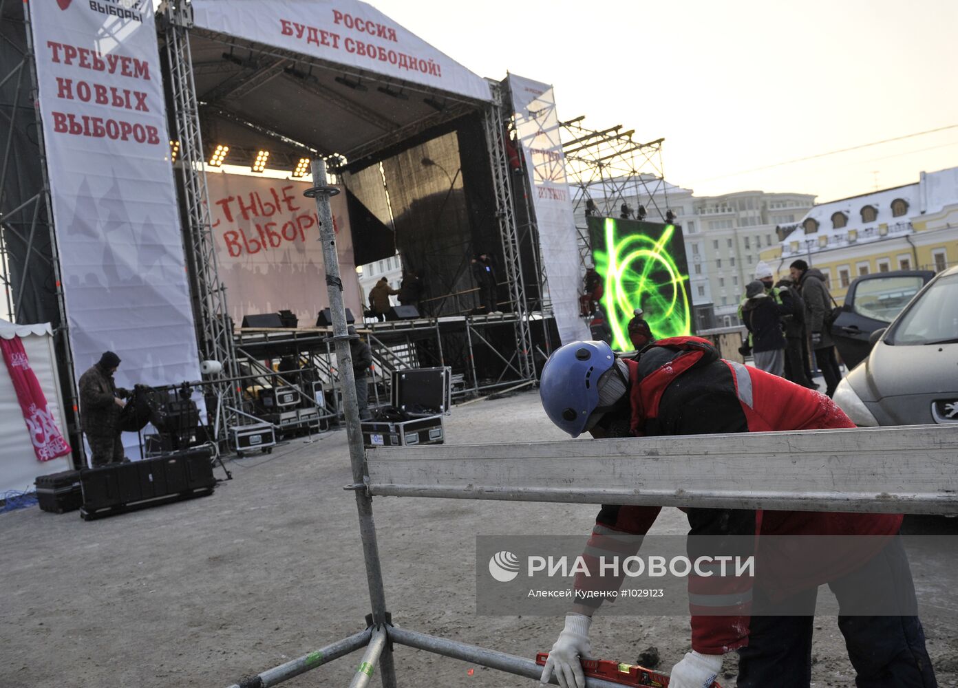 Подготовка к митингу "За честные выборы" на Болотной площади