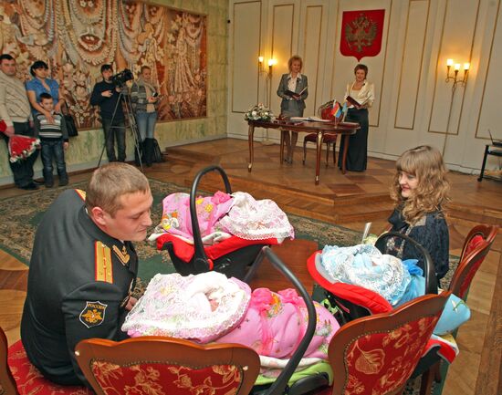 Регистрация детей-тройняшек в Калининградском Доме счастья