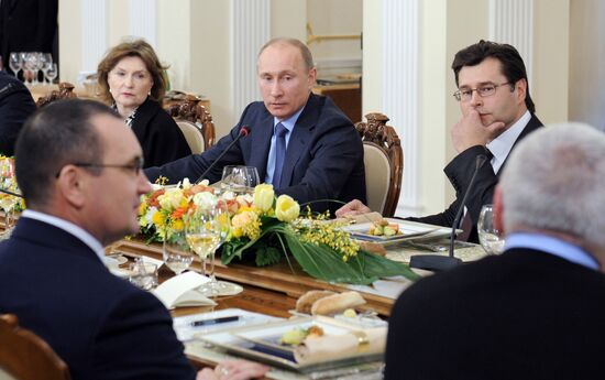 Встреча Владимира Путина с политологами в Ново-Огарево