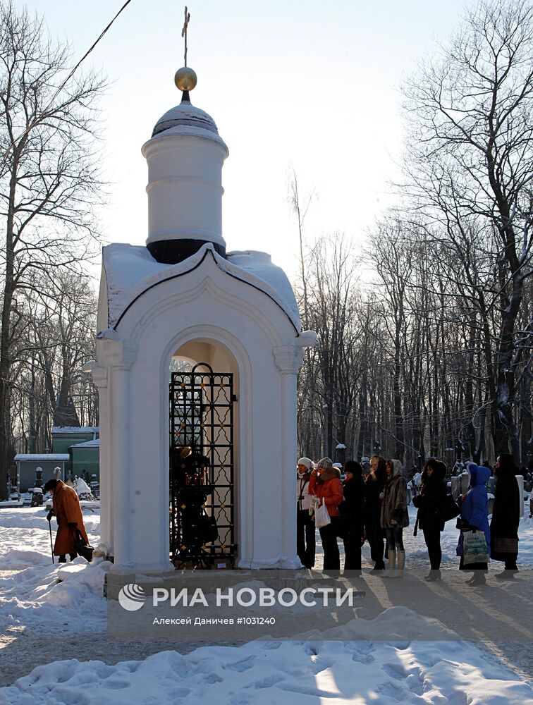 Горожане ставят свечи у часовни Ксении Петербургской