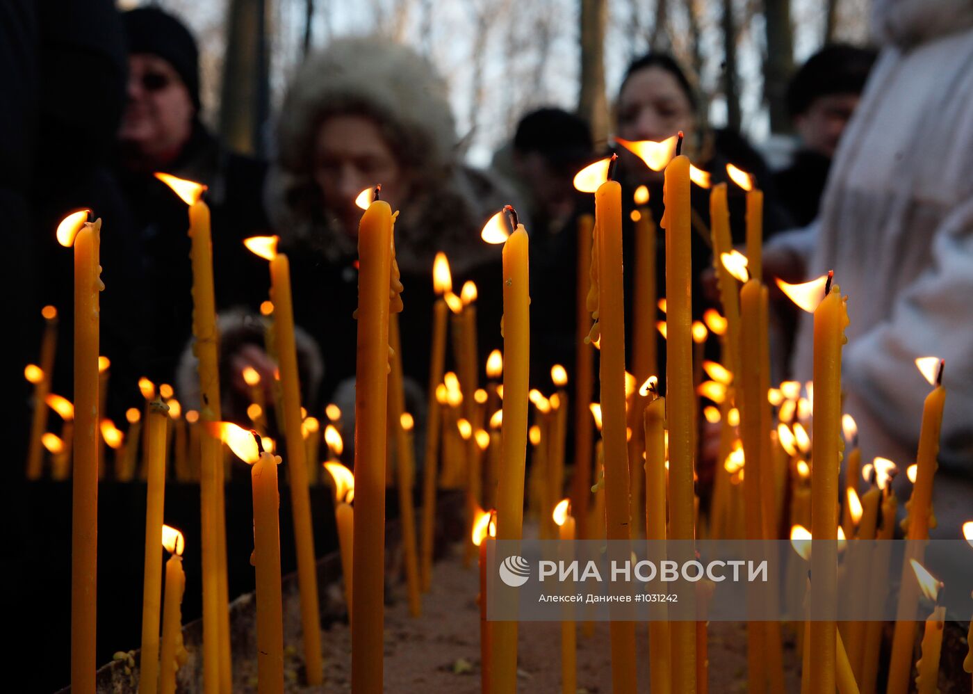 Свечи у часовни Ксении Петербургской