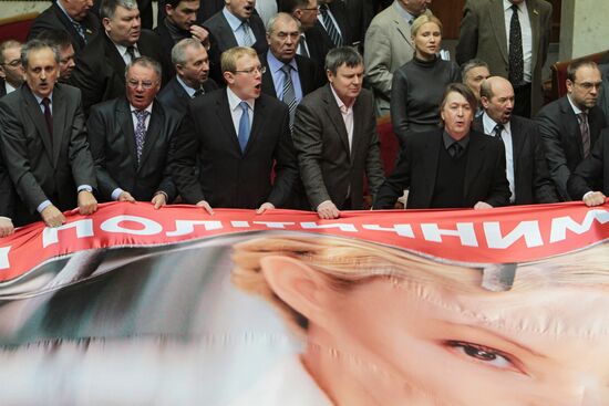 Оппозиция в парламенте Украины помешала выступлению В.Януковича