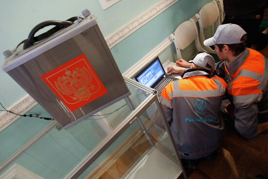 Установка ПАК на избирательном участке в Санкт-Петербурге