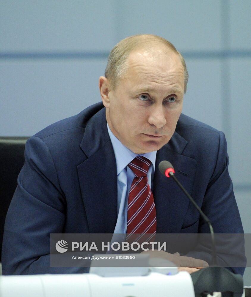 В.Путин посещает центр управления в кризисных ситуациях МЧС РФ