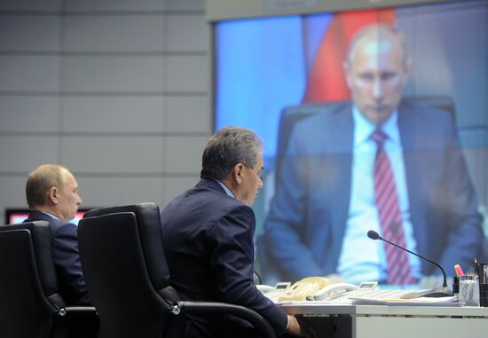 В.Путин посещает центр управления в кризисных ситуациях МЧС РФ