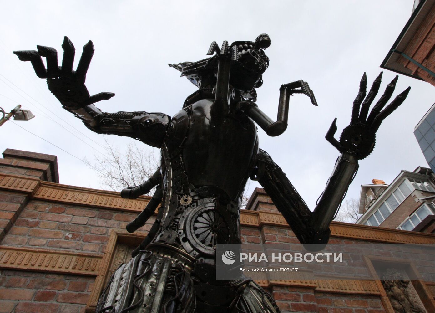 Статуя "Чужого" установлена в центре Владивостока