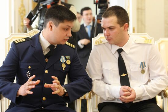 Церемония награждения членов экипажа теплохода "Арабелла"