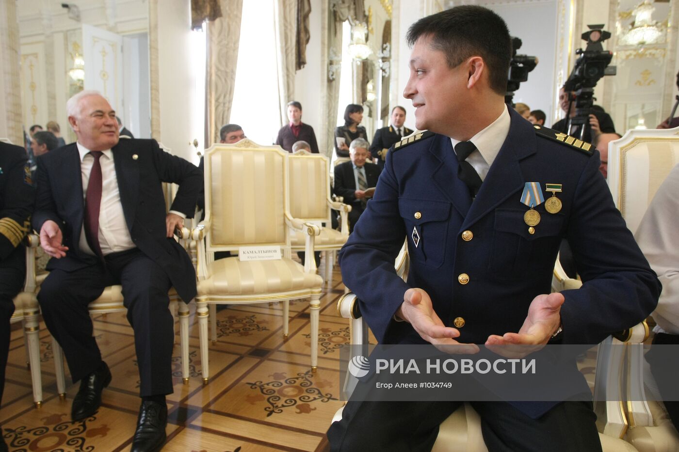 Церемония награждения членов экипажа теплохода "Арабелла"