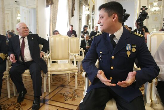 Церемония награждения членов экипажа теплохода "Арабелла"