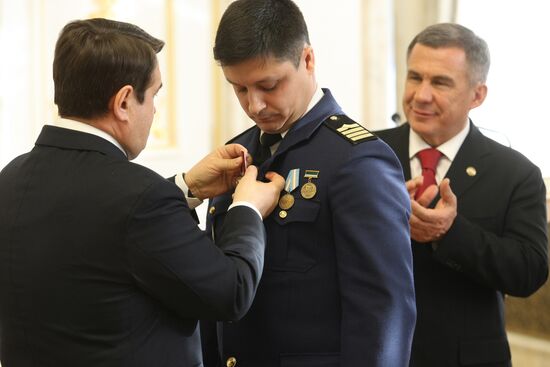 Церемония награждения членов экипажа теплохода "Арабелла"