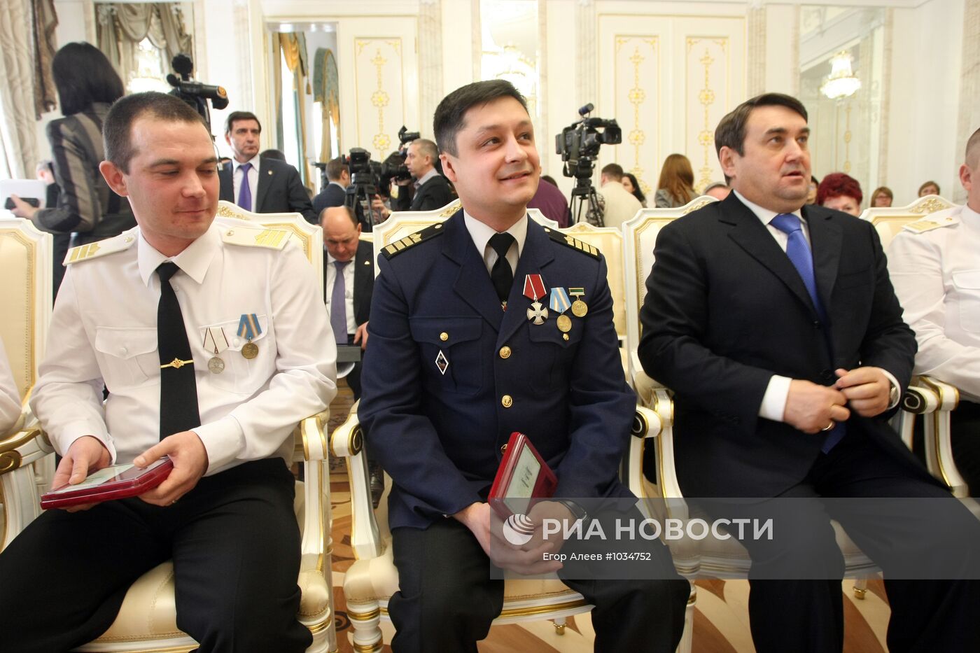 Церемония награждения членов экипажа теплохода "Арабелла"