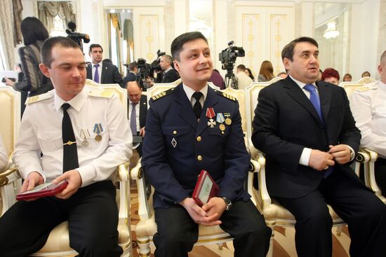 Церемония награждения членов экипажа теплохода "Арабелла"