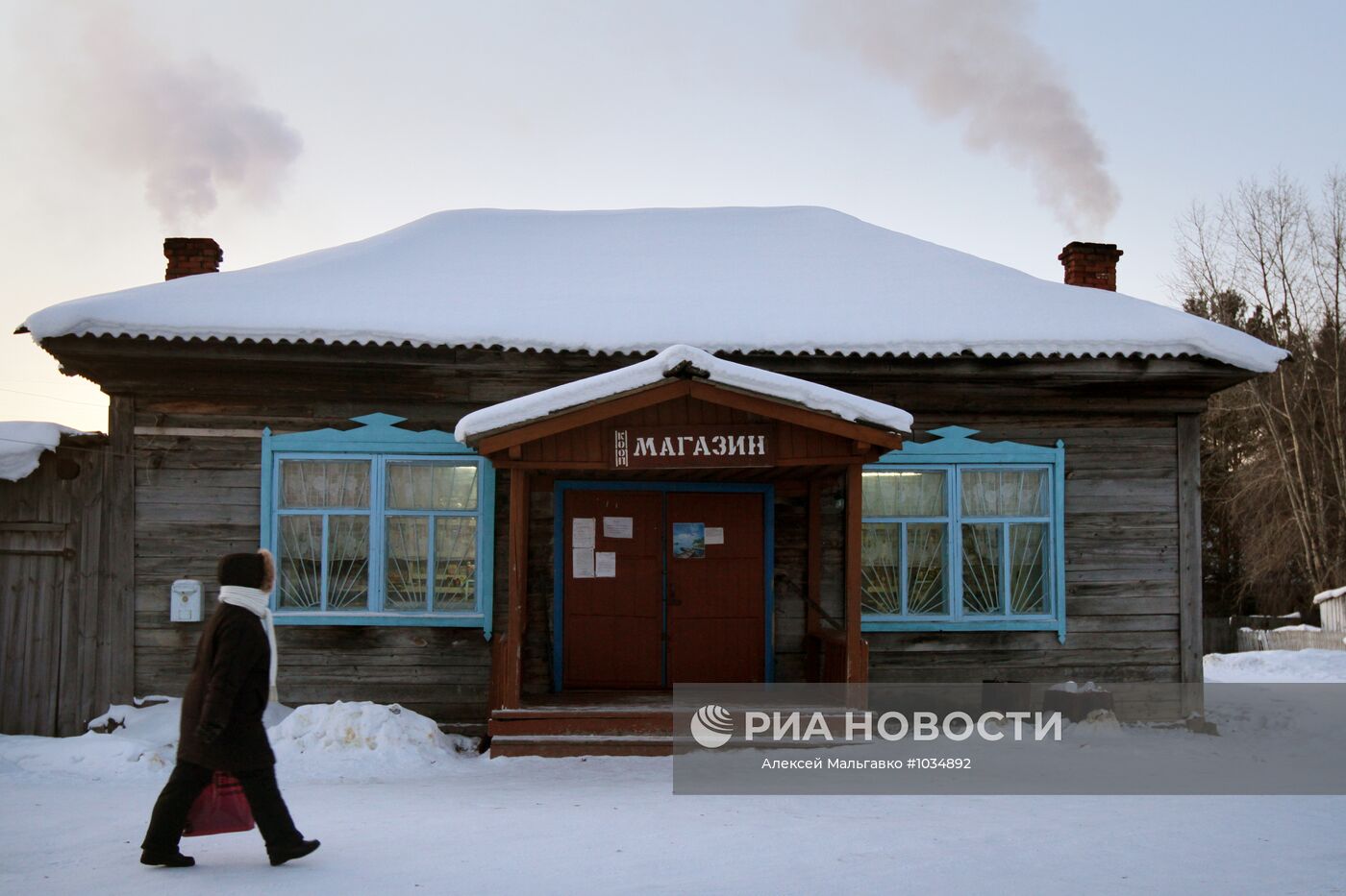 Фото магазина зимой. Село Бобровка Тарский район. Бобровка Омская область. Сельский магазин. Магазин в деревне зимой.