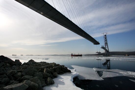 Строительство вантового моста через пролив на остров Русский