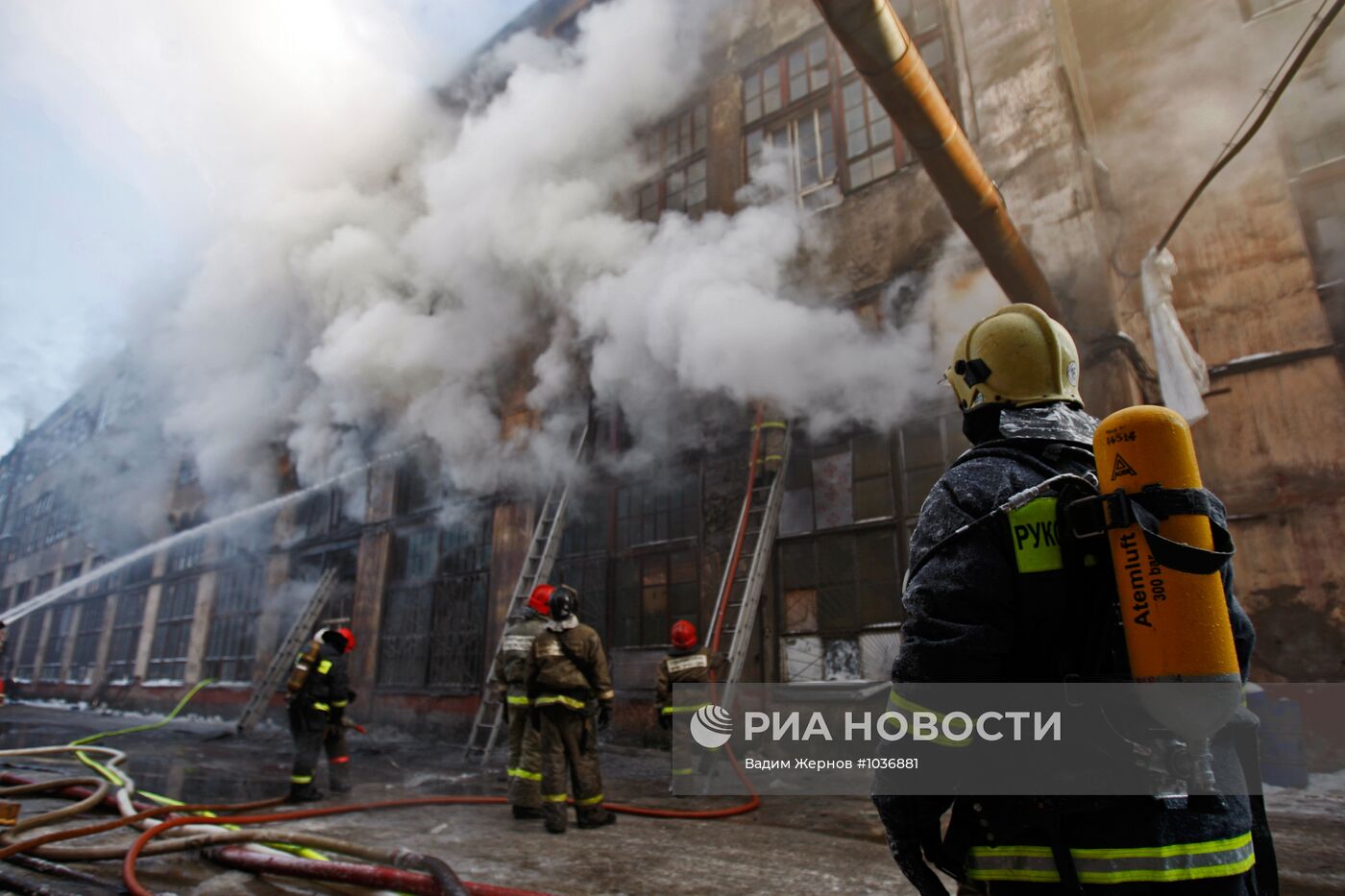 Машиностроительное предприятие горит в Петербурге
