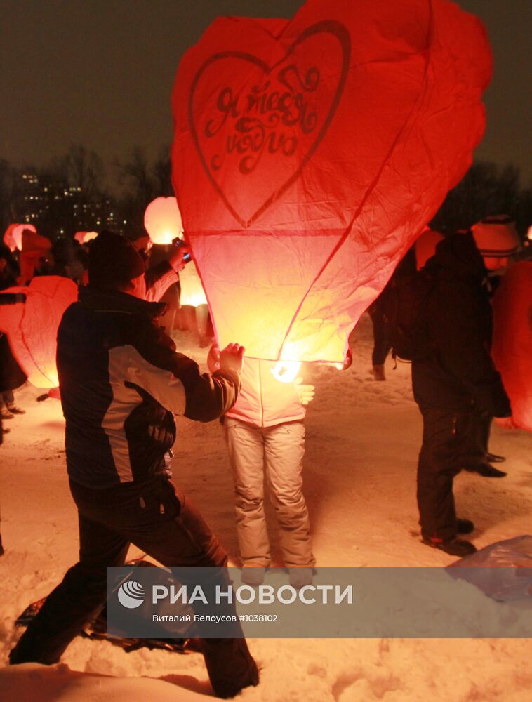 Запуск небесных фонариков, посвященный Дню Святого Валентина