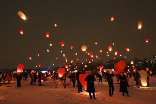 Запуск небесных фонариков, посвященный Дню Святого Валентина