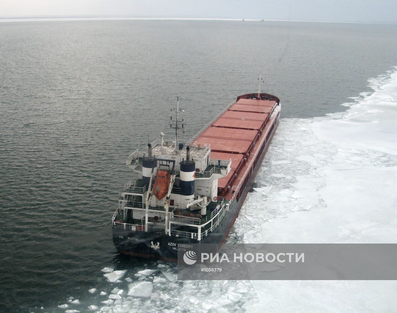 Лед заблокировал несколько судов в Азовском море | РИА Новости Медиабанк