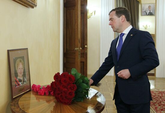 Д.Медведев возложил цветы к портрету актрисы Касаткиной в театре