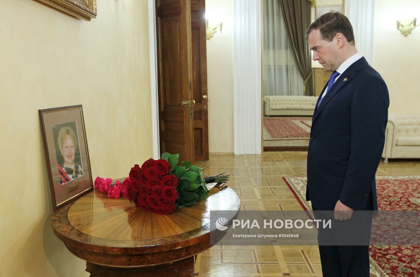 Д.Медведев возложил цветы к портрету актрисы Касаткиной в театре