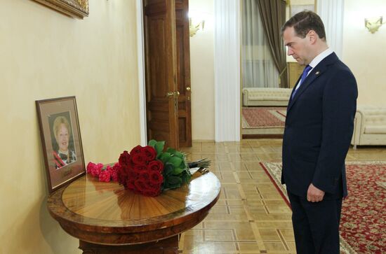 Д.Медведев возложил цветы к портрету актрисы Касаткиной в театре