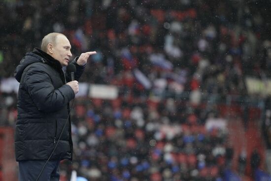 Премьер-министр РФ Владимир Путин на митинге "Защитим страну!"