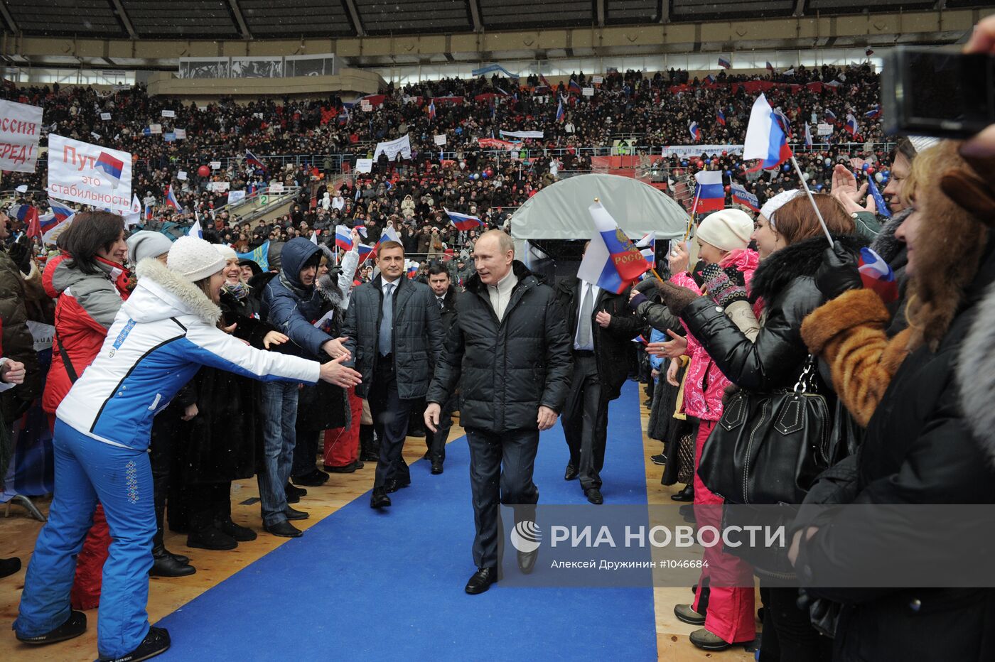 В.Путин выступил на митинге своих сторонников "Защитим страну!"