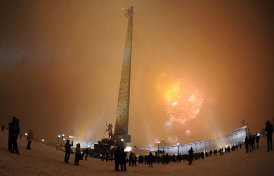 Салют на Поклонной горе в Москве в честь Дня защитника Отечества