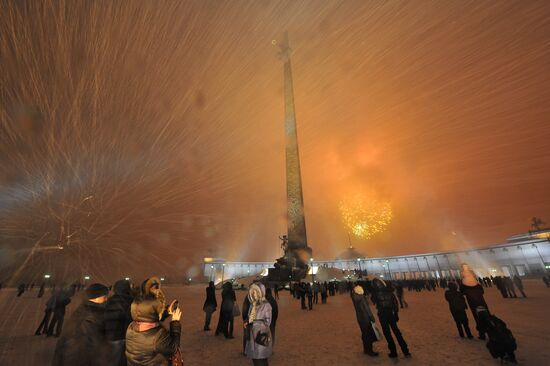 Салют на Поклонной горе в Москве в честь Дня защитника Отечества