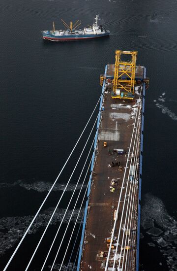 Строительство вантового моста на остров Русский