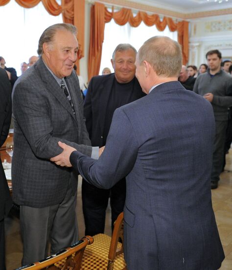 В.Путин встретился с хоккеистами - участниками Суперсерии-1972