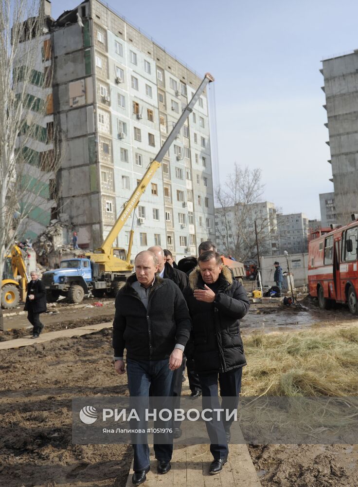 В.Путин побывал на месте частично обрушенного дома в Астрахани