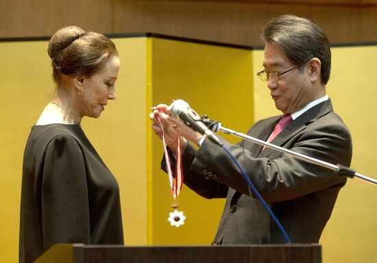 Вручение Орденов восходящего солнца М.Плисецкой и Ю.Соломину