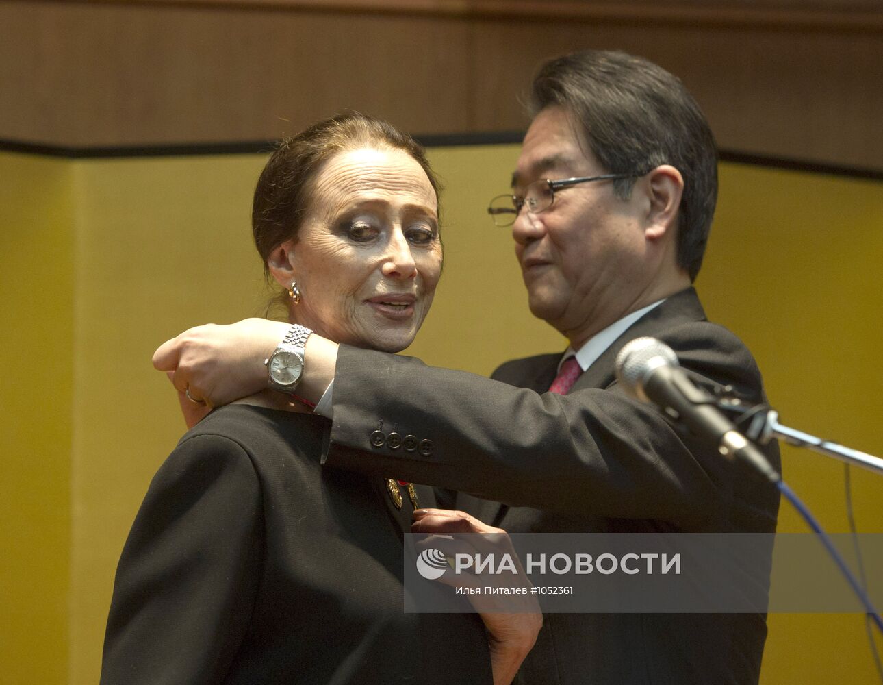 Вручение Орденов восходящего солнца М.Плисецкой и Ю.Соломину