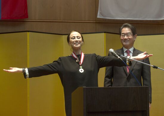 Вручение Орденов восходящего солнца М.Плисецкой и Ю.Соломину