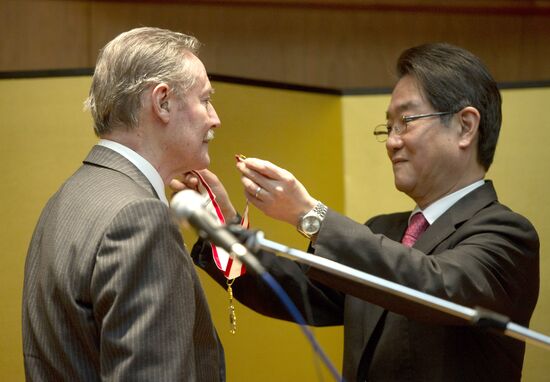 Вручение Орденов восходящего солнца М.Плисецкой и Ю.Соломину