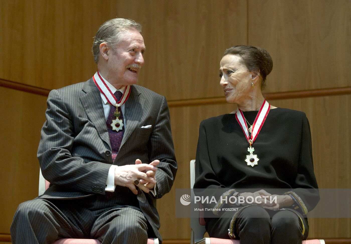 Вручение Орденов восходящего солнца М.Плисецкой и Ю.Соломину