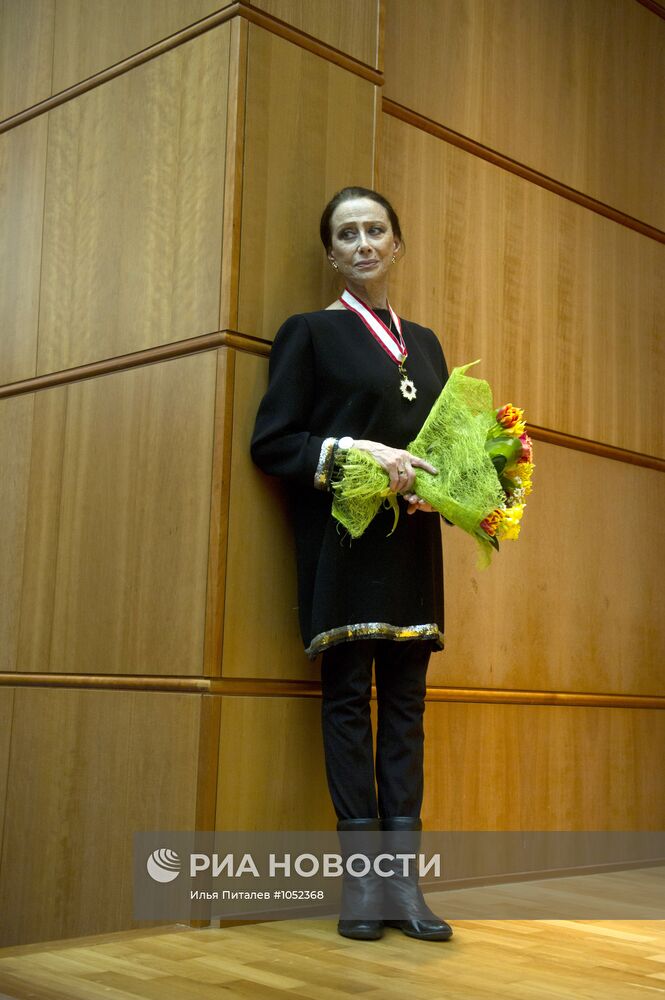 Вручение Орденов восходящего солнца М.Плисецкой и Ю.Соломину