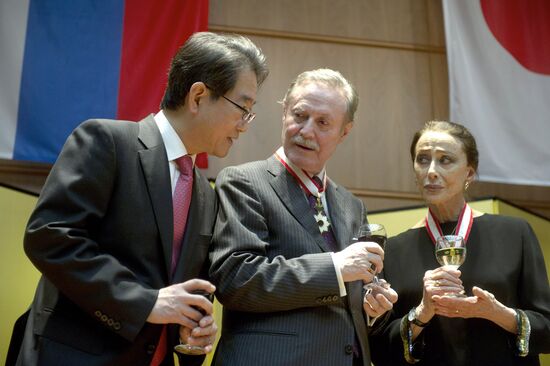 Вручение Орденов восходящего солнца М.Плисецкой и Ю.Соломину