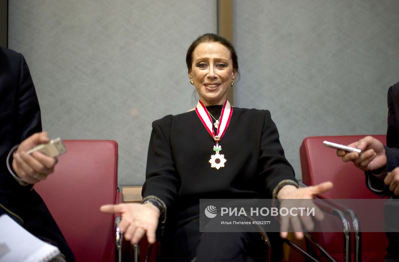 Вручение Орденов восходящего солнца М.Плисецкой и Ю.Соломину