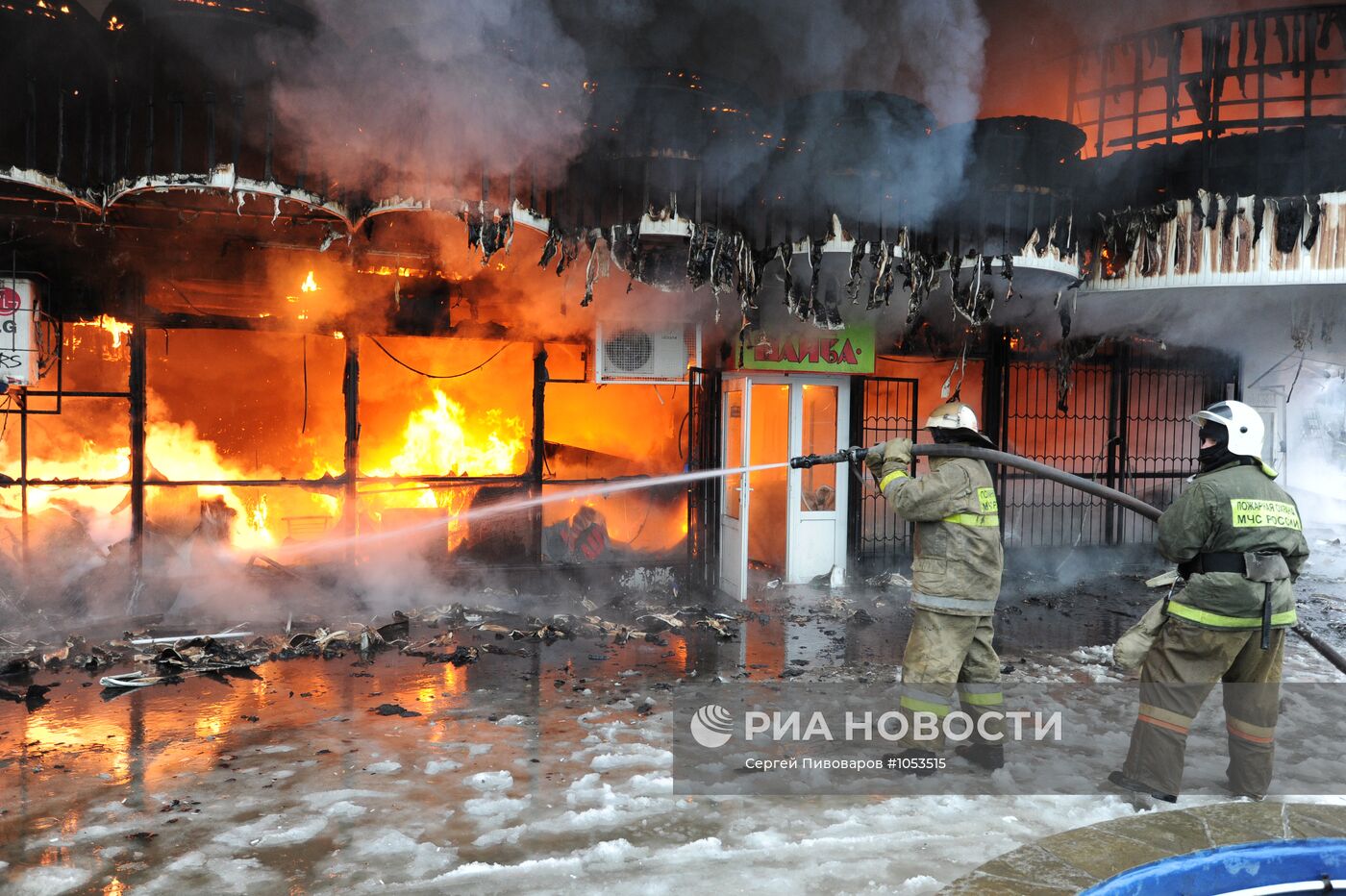 Пожар на территории рынка "Шайба" в Ростове-на-Дону