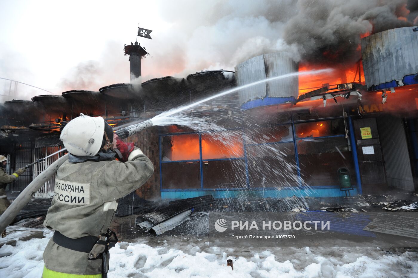Пожар на территории рынка "Шайба" в Ростове-на-Дону