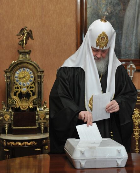 Патриарх Кирилл голосует на выборах президента РФ