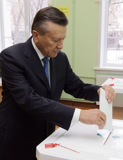 Голосование Виктора Зубкова на избирательном участке № 98