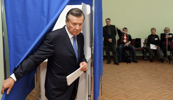 Голосование Виктора Зубкова на избирательном участке № 98