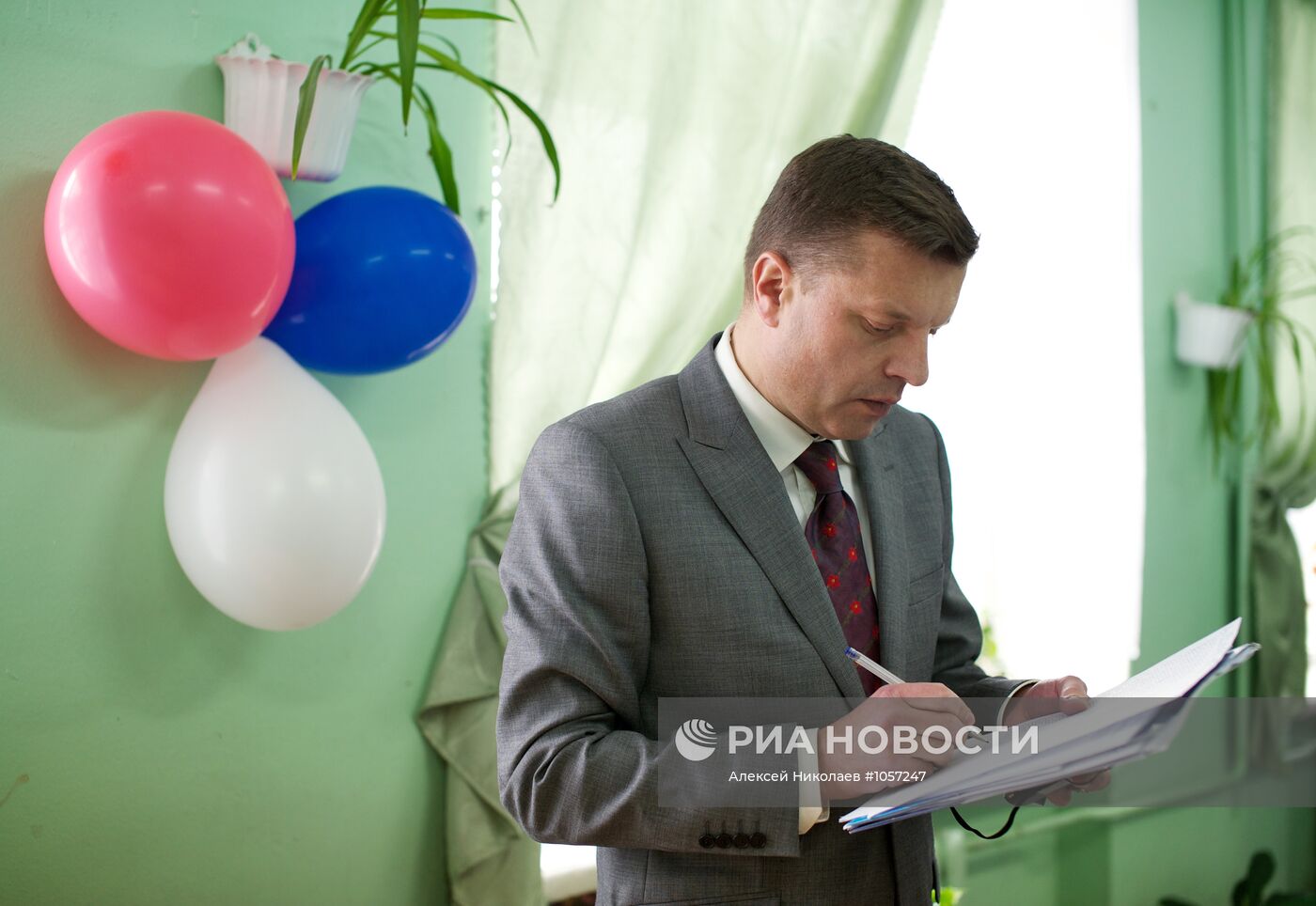 Тележурналист Леонид Парфенов на избирательном участке № 958
